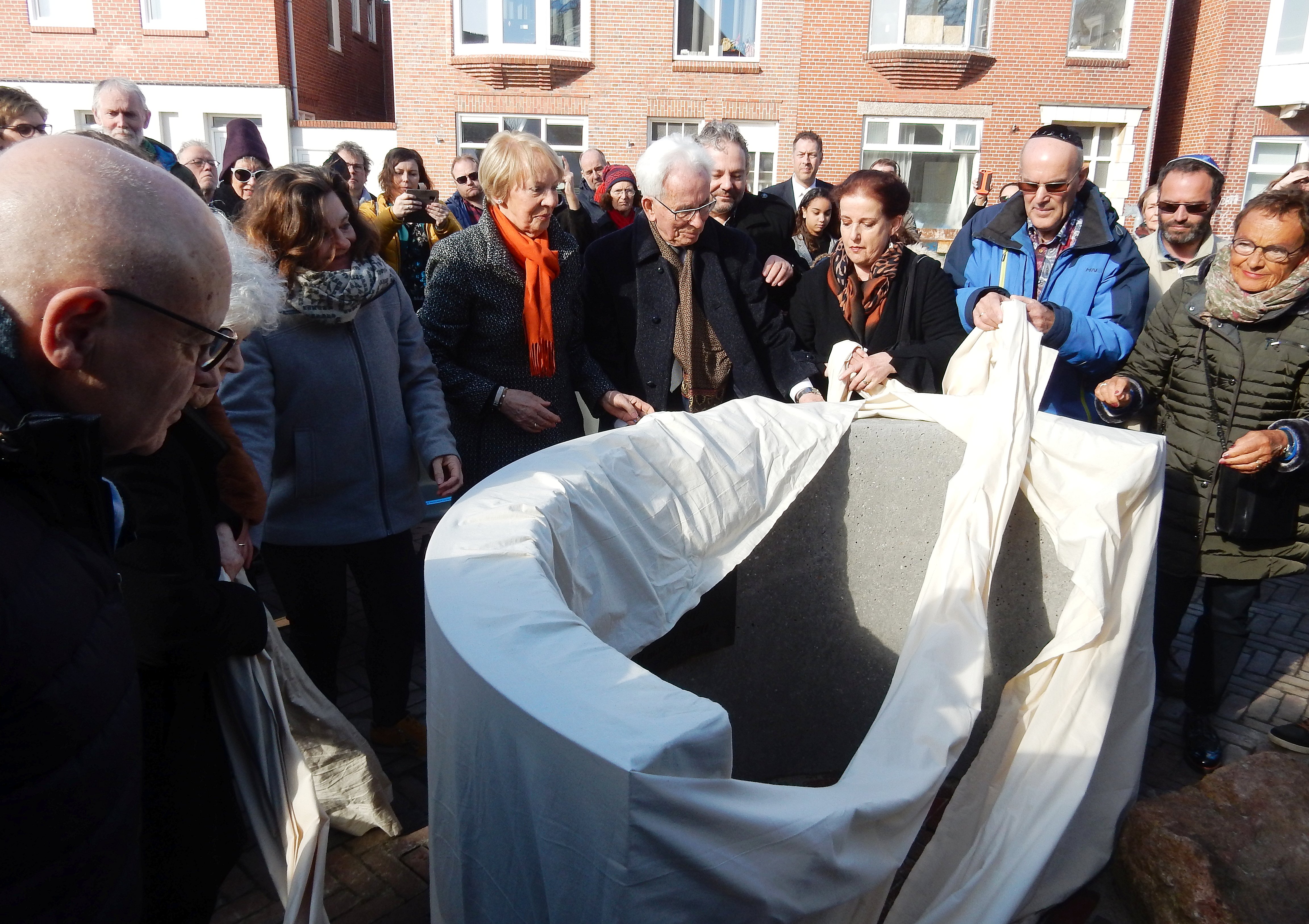 Onthulling monument door verwanten.JPG