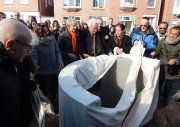 Onthulling monument door verwanten.JPG