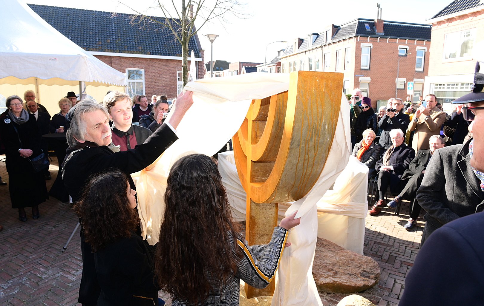 Onthulling monument door Gerard Beukema en leerlingen van het Theda Mansholt College.jpg